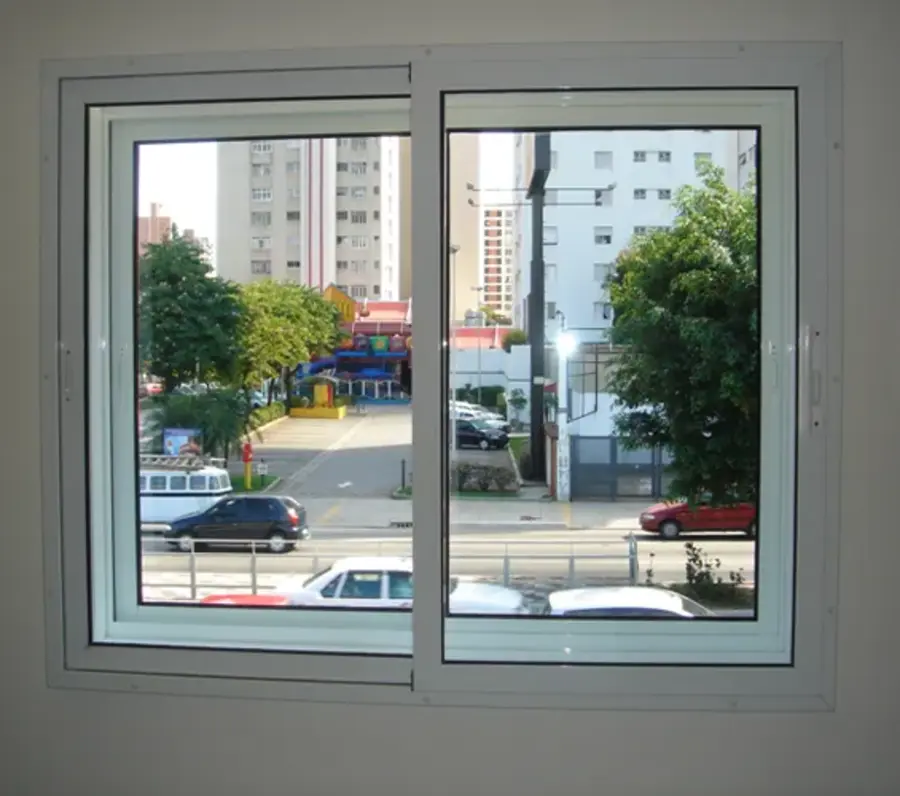 Janela acústica bloqueando ruído de avenida movimentada — VEDABLIND