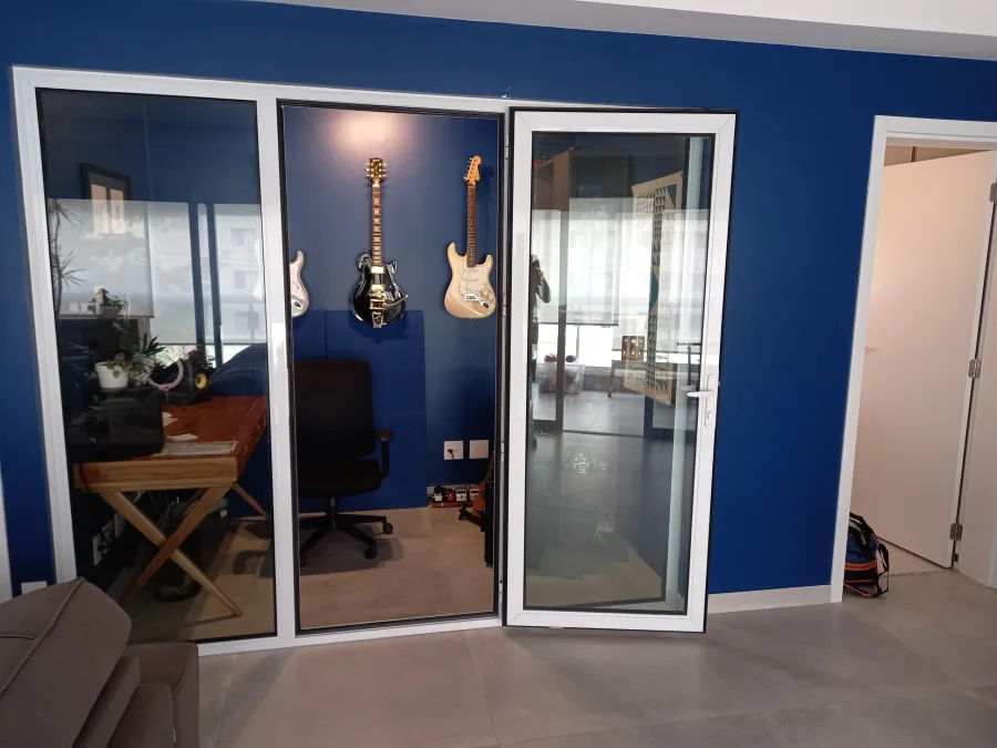Porta acústica de alumínio e vidro em home office — VEDABLIND