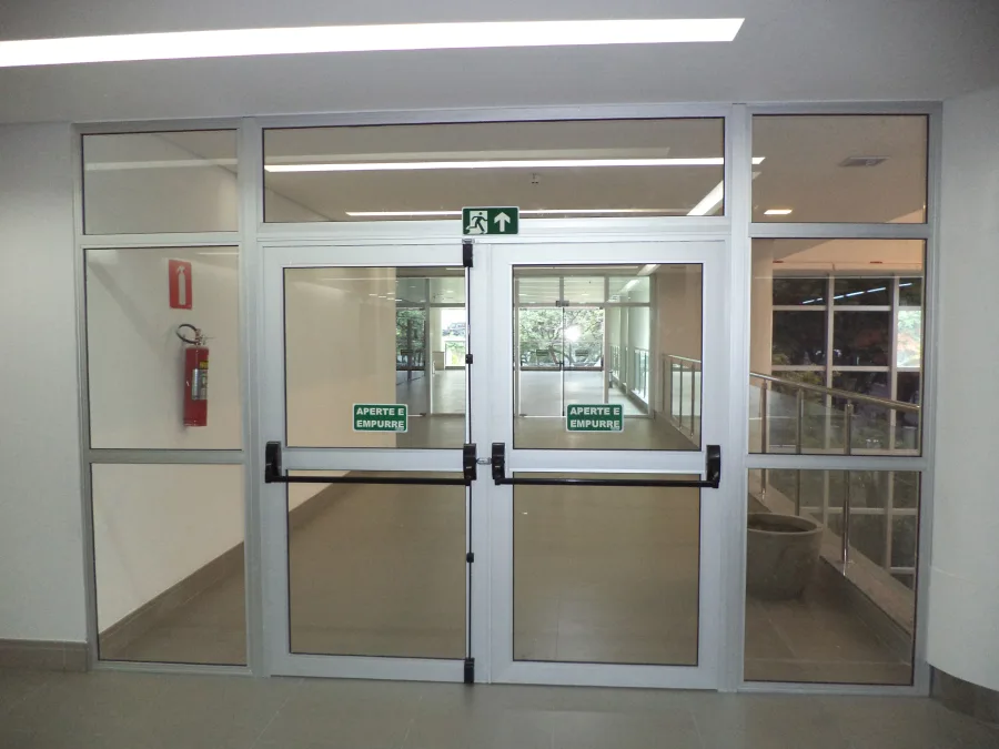 Portas acústicas comerciais em alumínio e vidro — VEDABLIND