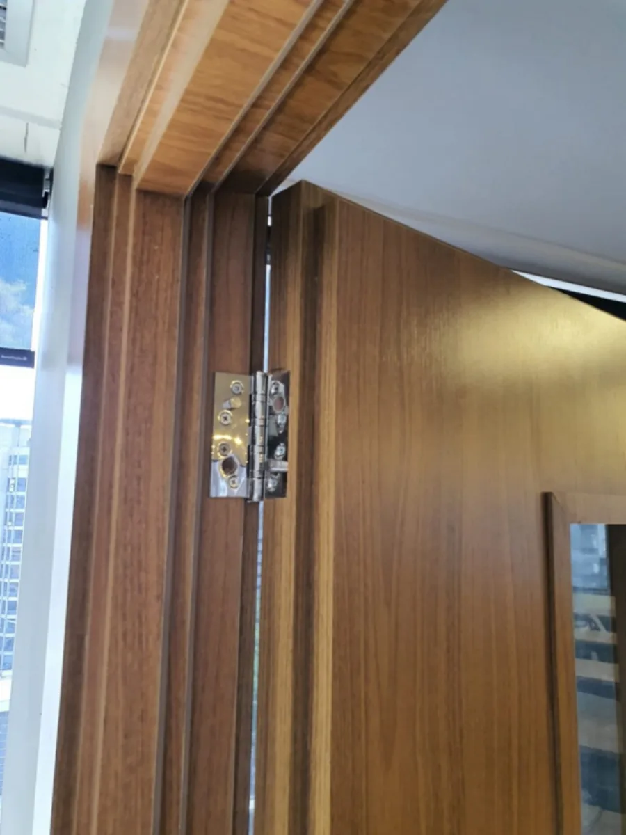 Detalhe da dobradiça e perfil da porta acústica — VEDABLIND