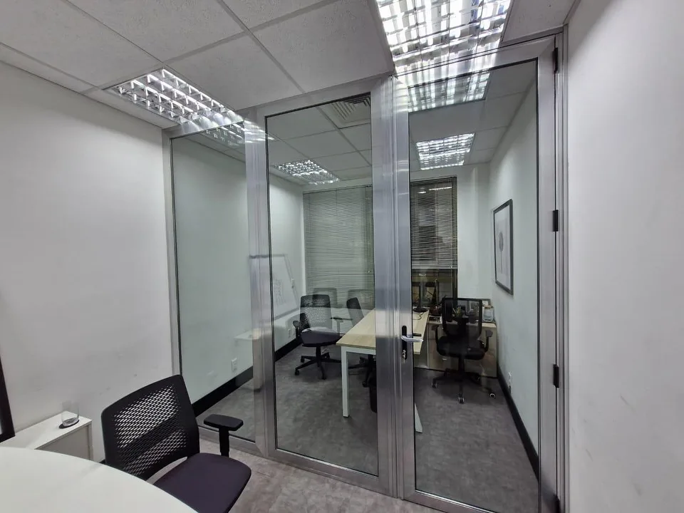Portas acústicas instaladas em escritório comercial